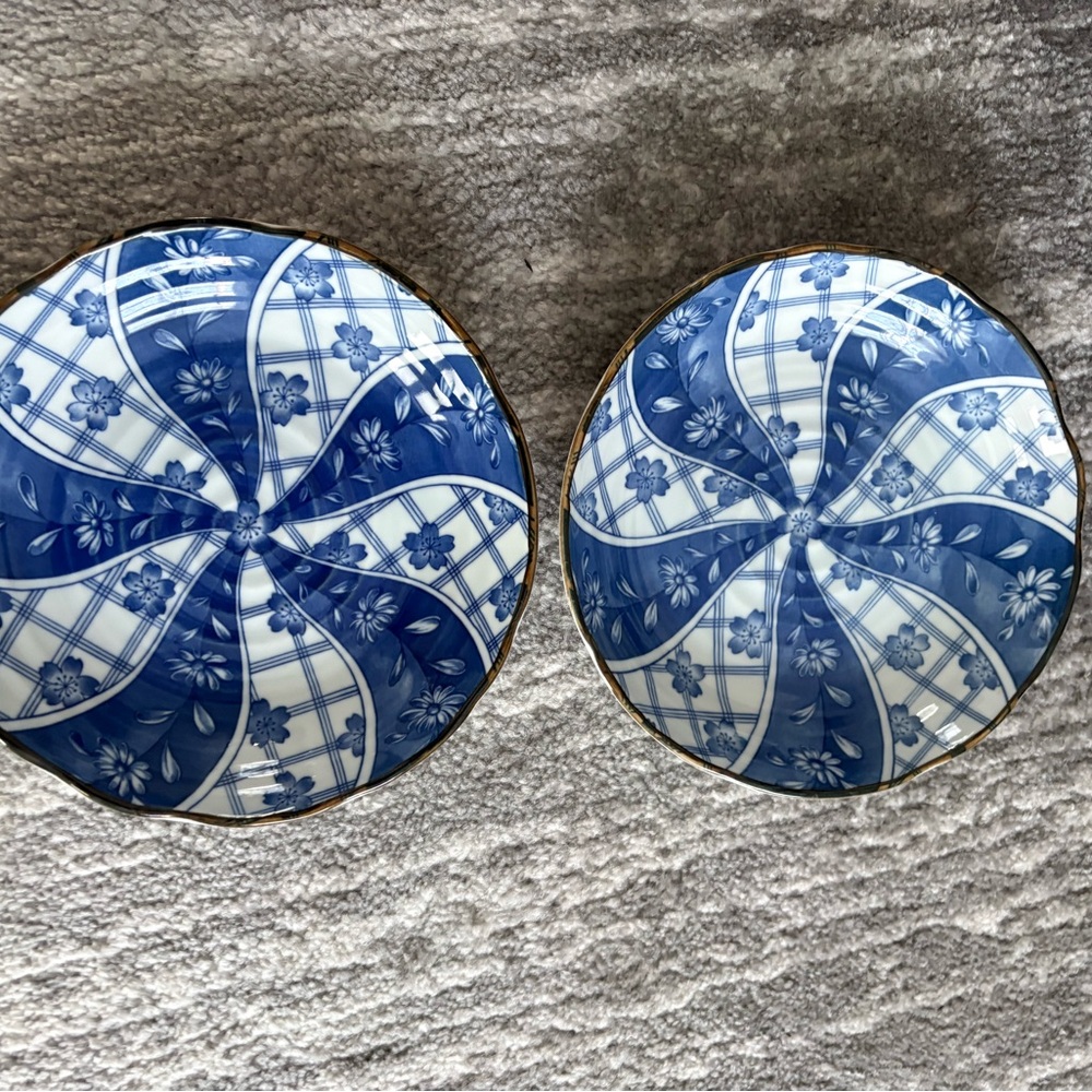 Set of two Japanese plates in white and blue